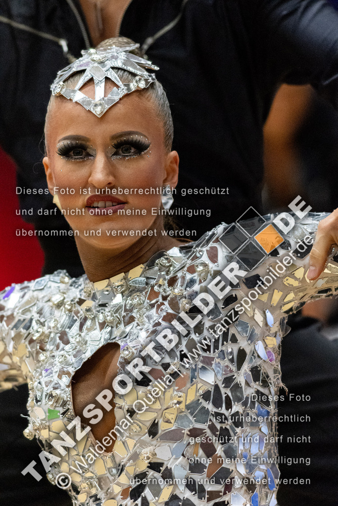 20240113-13597 | Hier finden Sie Tanz Bilder vom Latein und Standard Formationen tanzen. Sportbilder vom Tanzsport. Schöne Fotos und von Weltmeisterschaft, Europameisterschaft, Bundesliga, Regionalliga, Oberliga und Landesliga sowie von GOC Stuttgart, DanceComp, WM Bremen