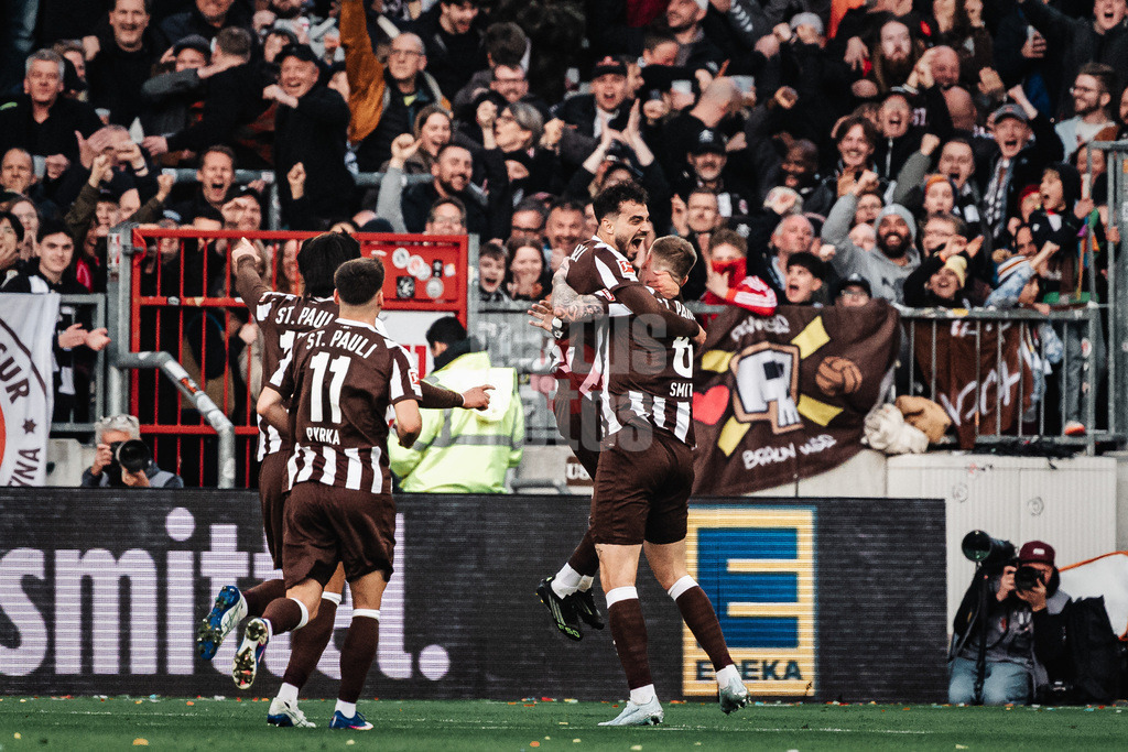 Fußball | Männer | Saison 2025/2026  | Fußball-Bundesliga | 27. Spieltag | FC St. Pauli vs. SC Freiburg | 22.04.2026 | Torschütze Danel Sinani (#10, FC St. Pauli) springt in die Arme von Eric Smith (#8, FC St. Pauli) Jubel