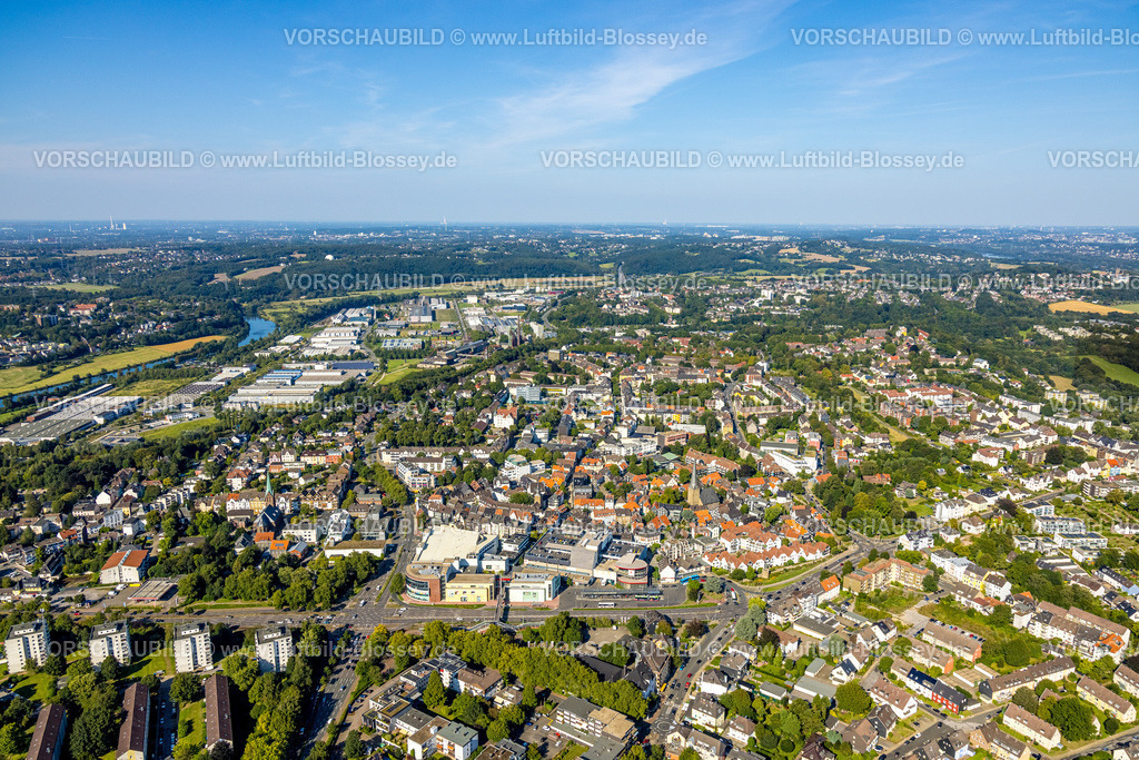 Hattingen240810393 | Luftbild, Wohngebiet Wohnsiedlung Ortsansicht mit historischer Altstadt und St. Georg Kirche im Zentrum, Fernsicht und blauer Himmel, Hattingen, Ruhrgebiet, Nordrhein-Westfalen, Deutschland