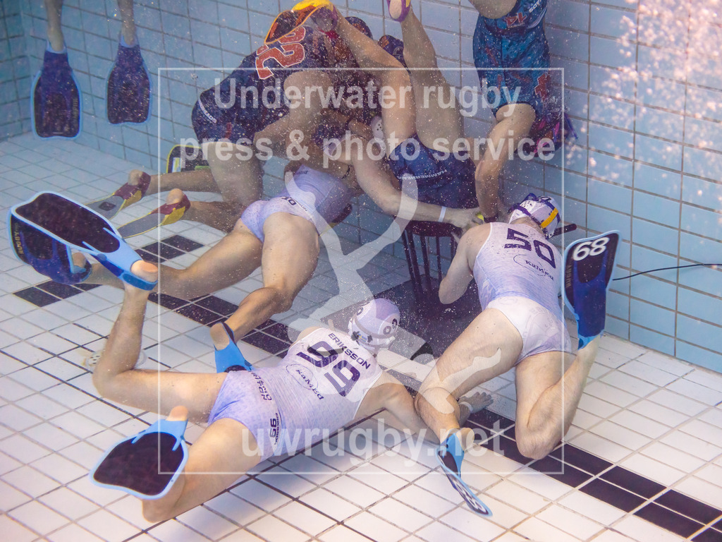 GER, Hammerheads (USA) vs. SDK Malmö Triton  (Schweden), Herren, Unterwasser-Rugby, Champions Cup 2024, 24.11.2024 | Jens Westerlin (SDK Malmö Triton, #50) beim Torangriff auf das amerikanische Tor. Filip Eriksson (SDk Malmö Triton, #99) liegt das Anspielposition bereit. - Realisiert mit Pictrs.com