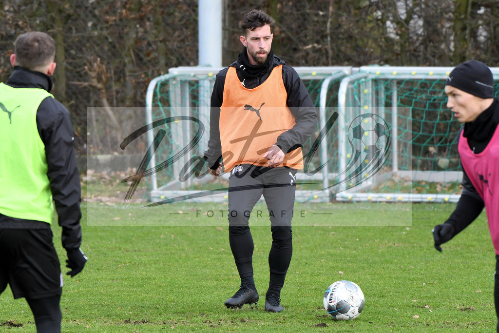 20200130_TRAOSN_0012 | Fußball, Herren: Manuel Farrona Pulido (VfL Osnabrueck) in Aktion, am Ball, Einzelaktion waehrend der Trainingseinheit des VfL Osnabrueck im Sportpark Illoshoehe am 30.01.2020 in Osnabrueck, Deutschland. - Realisiert mit Pictrs.com