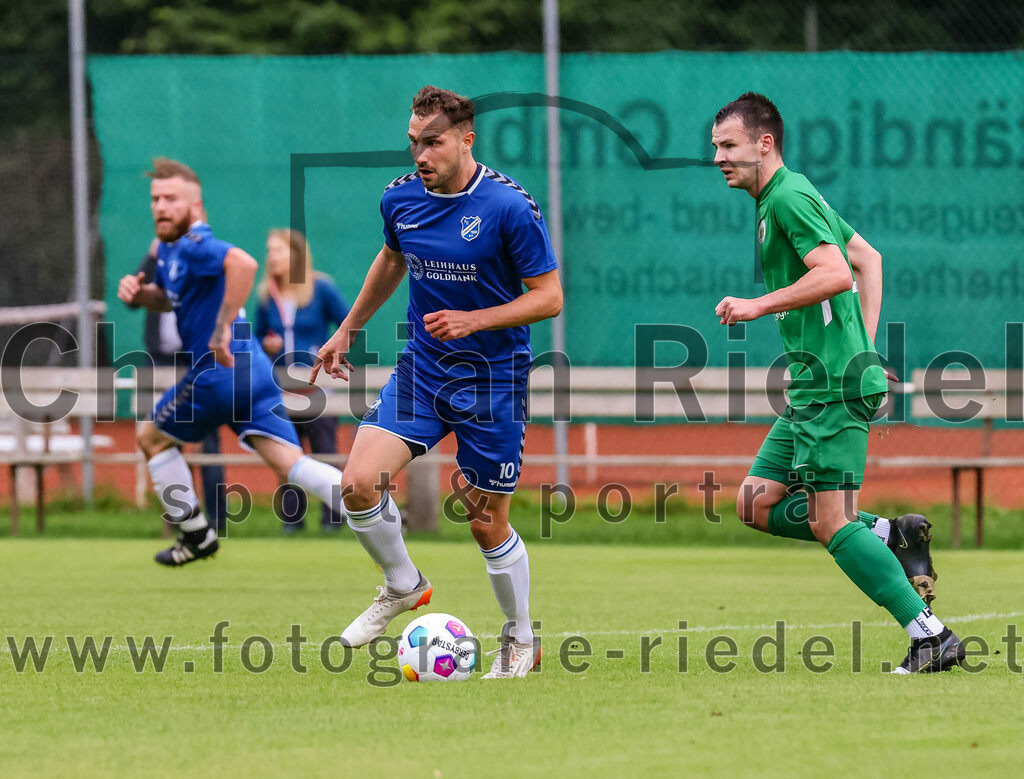 2023-08-04_047_FC_Forstern_gegen_FC_Langengeisling_II | Forstern, Deutschland, 04.08.2023:
Fußball, Kreisklasse 2023 / 2024, 1. Spieltag, FC Forstern gegen FC Langengeisling II, Endergebnis: 2:1

Rene Mecking (FC Langengeisling, #10), Tobias Keserü (FC Forstern, #6)

Foto: Christian Riedel / fotografie-riedel.net