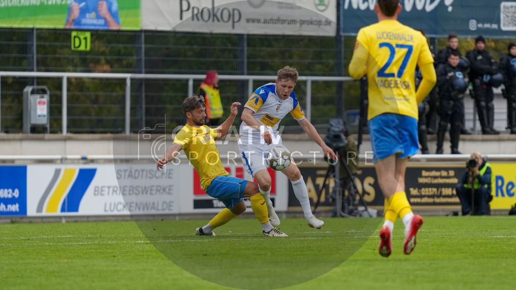 Fußball, Herren, Saison 2025/2026, Regionalliga Nordost, 11. Spieltag, FSV 63 Luckenwalde vs. FC Carl-Zeiss Jena, Samstag 05.10.2025, Werner-Seelenbinder-Stadion Luckenwalde, | Fußball, Herren, Saison 2025/2026, Regionalliga Nordost, 11. Spieltag, FSV 63 Luckenwalde vs. FC Carl-Zeiss Jena, Samstag 05.10.2025, Werner-Seelenbinder-Stadion Luckenwalde, Im Bild: Clemens Koplin (l. Luckenwalde) und Patrick Weihrauch (r. Jena) - Realisiert mit Pictrs.com