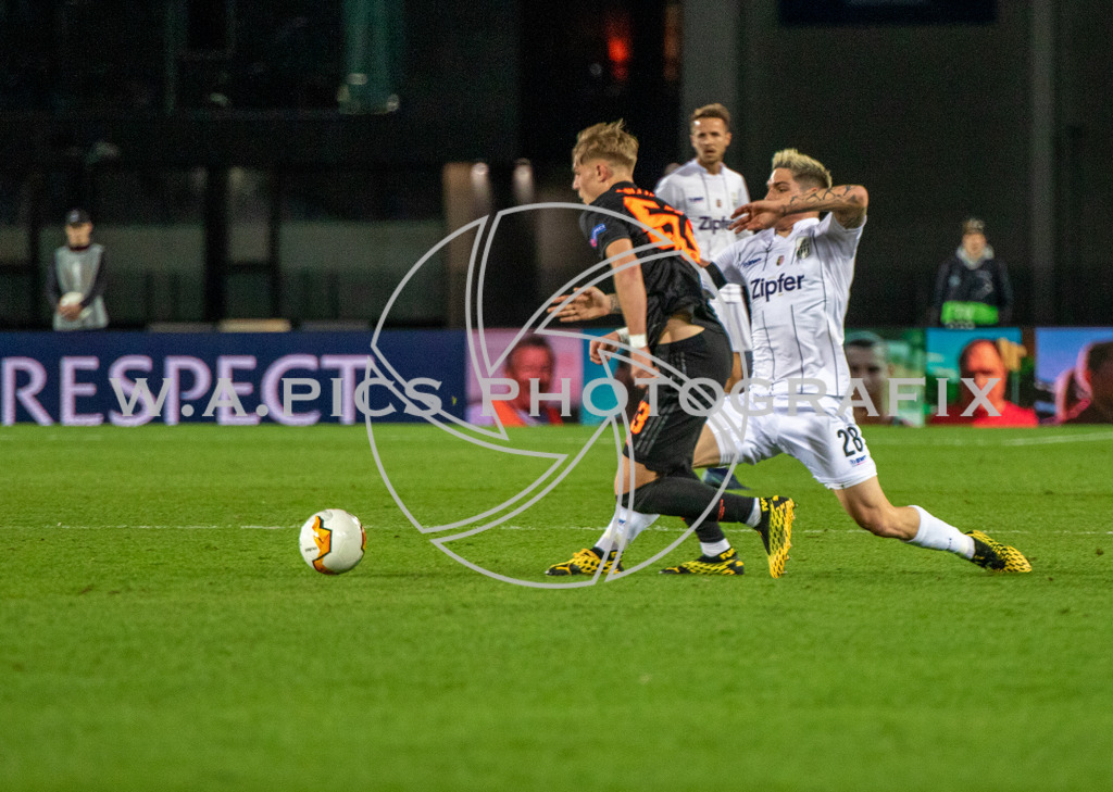 LASK Linz vs Manchester United | Linz, AUSTRIA 12.03.20 - SOCCER-EURO LEAGUE, LASK Linz vs Manchester United  Image shows: Brandon Williams (MANU) and Dominik Frieser (LASK).
Photo: Sportmediapics.com/ Andreas Willdoner