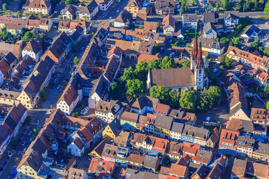 Luftbild: St. Laurentius Kirche im Ortsteil Wonnental in Kenzingen im Bundesland Baden-Württemberg in Deutschland. – Foto: IMG_147774.jpg vom 30.05.2025 durch Werner Riehm/FLY-FOTO.de – Auflösung des Originals: 5472 x 3648 px – St. Laurentius Kenzingen