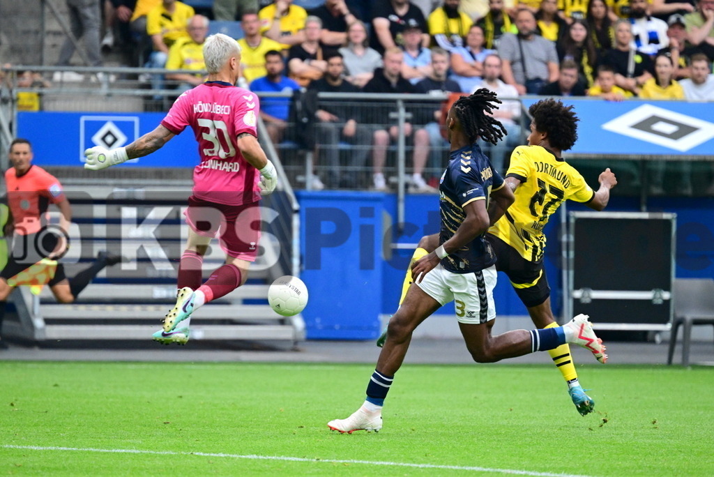 KBS Picture_PhoenixLuebeck-BorDortmund_006 | v.l. Leonhard Carl (Phoenix Luebeck) , Iloka Obinna (Phoenix Luebeck) , Adeyemi Karim (Borussia Dortmund) ,Sportplatz :  Volksparkstadion, - Realisiert mit Pictrs.com
