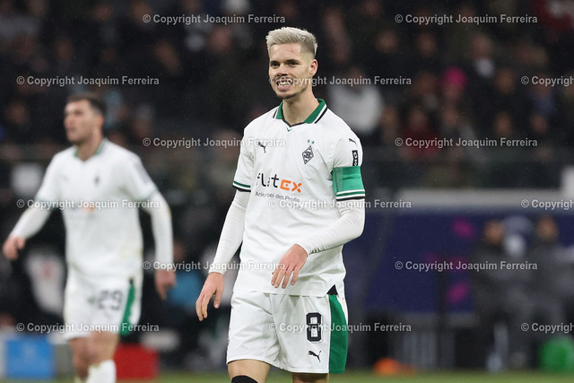 2023.12.20_sge_1553 | 20.12.2023 Fussball 1.Bundesliga 16.Spieltag Eintracht Frankfurt - Borussia Mönchengladbach v.l., Julian Weigl (Borussia Moenchengladbach)  - Realisiert mit Pictrs.com