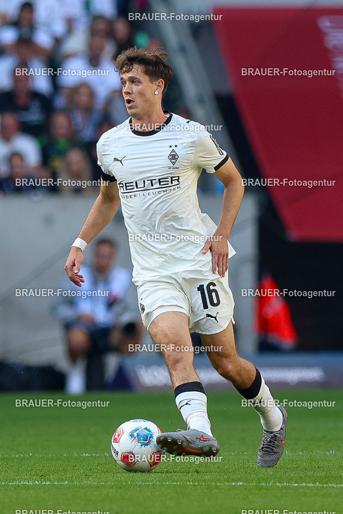 Borussia Mönchengladbach vs Hamburger SV - Bundesliga  | Mönchengladbach, Deutschland, 24.08.25:   Philipp Sander (Borussia Mönchengladbach) in Aktion am Ball, Einzelaktion waehrend des Spiels der Bundesliga zwischen Borussia Mönchengladbach vs Hamburger SV im Stadion im Borussia Park(Foto von Brauer-Fotoagentur / Adrian Schlueter)