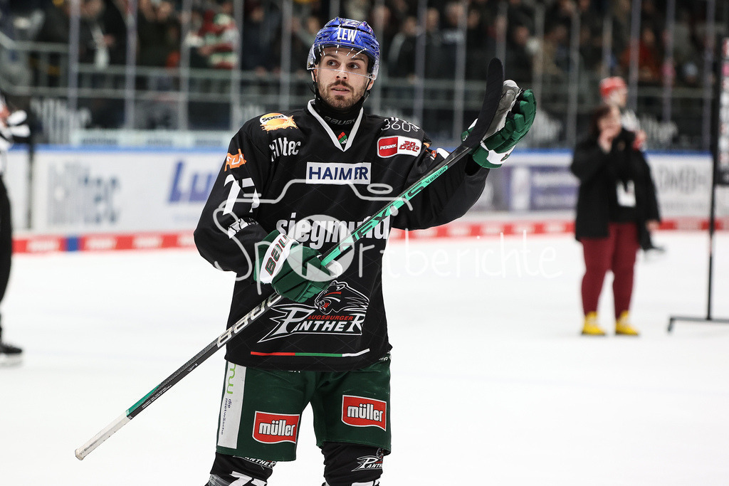 Augsburger Panther - ERC Ingolstadt | Luca TOSTO (AEV #77) freut sich ueber den Sieg gegen Ingolstadt / Freisteller / Einzelfoto
