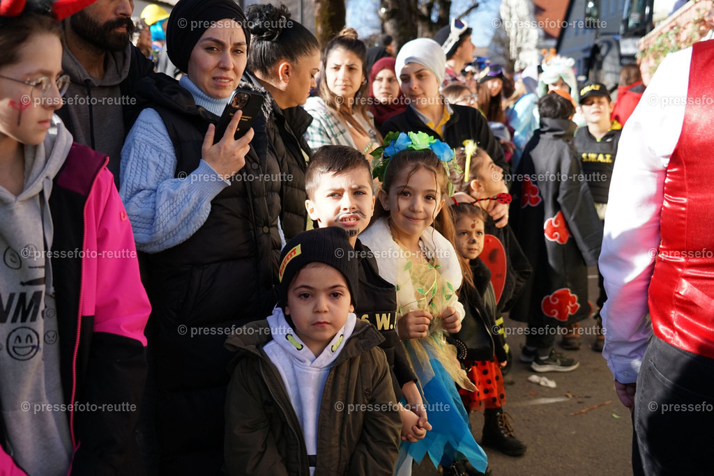news-2023-Feb16-Unsinniger_Fasching_Reutte-sony-DSC02598 | Info aus dem Bezirk Reutte/Ausserfern Tirol sowie eine umfangreiche Bilddatenbank über die gesamte Region: Lechtal, Talkessel Reutte, Tannheimertal, Zwischentoren. Lech, Plansee, Zugspitze, Grenztunnel, B179, Fernpassstraße, Verkehr, Lawinen, Tradition, - Realisiert mit Pictrs.com