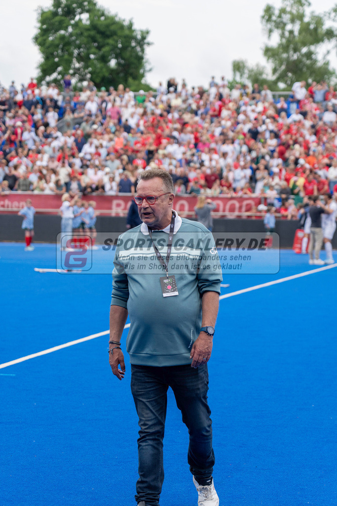 Final4_20250601-1515-HK108723 | Krefeld, Deutschland, 01.06.2025:  Feldhockey Final4 2025 – „Deutsche Feldhockey-Meisterschaften 2025“ Crefelder HTC - Rot-Weiss Köln (Finale Herren) im Gerd-Wellen-Hockeyanlage am 01.06.2025 in Krefeld, Deutschland. (Foto von Kramhöller/Fehrmann/Kaste)Krefeld, Germany, 01.06.2025: Feldhockey Final4 2025 – „Deutsche Feldhockey-Meisterschaften 2025“ Harvestehuder HTC - Düsseldorfer HC (Finale Damen) in Gerd-Wellen-Hockeyanlage at 01.06.2025 in Krefeld, Deutschland. (Foto from Kramhöller/Fehrmann/Kaste)