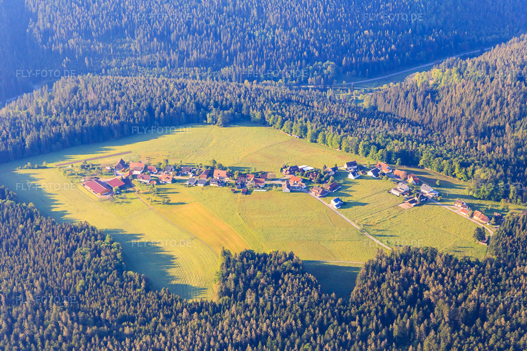 Luftbild: Ortsansicht von Norden im Ortsteil Hünerberg in Bad Wildbad im Bundesland Baden-Württemberg in Deutschland. Foto: IMG_114344.jpg vom 30.05.2019 durch Werner Riehm/FLY-FOTO.de