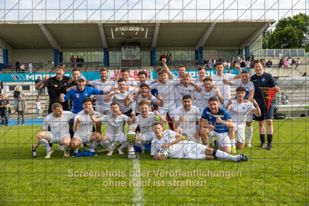 20250529_184542_0319 | #,  VfL Kirchheim (blau) vs. 1.FC Eislingen (weiß), Fußball, Bezirkspokal Finale - Bezirk Neckar/Fils, 2024/2025, Rasenplatz VfL Stadion Kirchheim, Jesinger Straße 105, 73230 Kirchheim, 29.05.2025 - 16:30 Uhr,Foto: PhotoPeet-Sportfotografie/Peter Harich