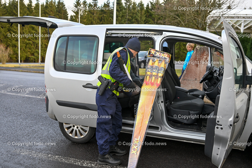 Polizei_ Kontrolle_ Grenze_ 30.12.2023-57 | 30.12.2023, Weigetschlag Grenzuebergang, AUT, Polizei, Grenzkontrolle, im Bild Polizei, Kontrolle, Grenze, Grenzkontrolle, Grenzuebergang, Oesterreich, Tschechien, Fuehrerschein, Zulassungsschein, Reisepass, Ausweis, Papiere, Sprengstoffsuchhund, Feuerwerk, Raketen, Boeller, Kracher, Zoll, Beschlagnahmung, Weigetschlag