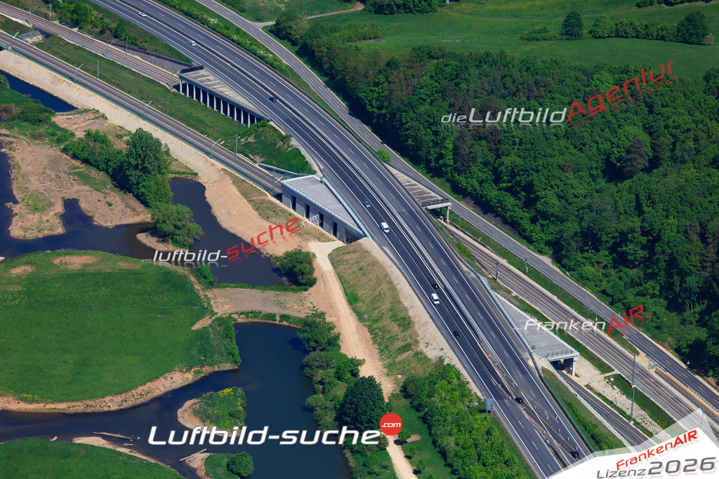 Die Luftbildaufnahme Autobahn-ice - Breitenguessbach wurde 2018 mittels Flugzeug (keine Drohne) erstellt. Perfekte Schärfe und Druck- Auflösung- Garantiert!