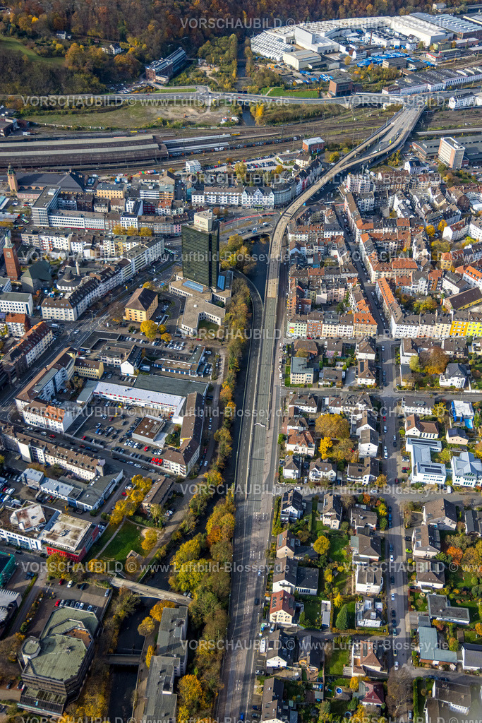 Hagen251100920 | Luftbild, Ortsansicht City, Hochstraße Bundesstraße B54 und Hochhaus Agentur für Arbeit, Hauptbahnhof Hagen mit Bahnhofshinterfahrung, Altenhagen, Hagen, Ruhrgebiet, Nordrhein-Westfalen, Deutschland