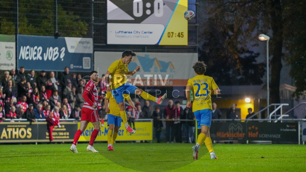 Fußball, Herren, Saison 2025/2026, Testspiel, Freundschaftsspiel, FSV 63 Luckenwalde vs. 1.FC Union Berlin, Mittwoch 08.10.2025, Werner-Seelenbinder-Stadion Luckenwalde, | Fußball, Herren, Saison 2025/2026, Testspiel, Freundschaftsspiel, FSV 63 Luckenwalde vs. 1.FC Union Berlin, Mittwoch 08.10.2025, Werner-Seelenbinder-Stadion Luckenwalde, Im Bild: v.l. Oliver Burke (Union), Matthew Meier (Luckenwalde) und Max Hathaway (Luckenwalde) - Realisiert mit Pictrs.com