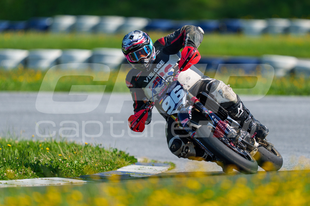 SuperMoto_Staatsmeisterschaft_Greinbach_098 | GRIPcapture steht für authentische Sportfotografie in Österreich – für Momente, die mehr sind als Geschwindigkeit oder Ergebnis. Es geht um Emotion, Spannung, Fokus und den Augenblick, der oft nur einen Wimpernschlag dauert.Ob Motorsport, Teamsport oder 
