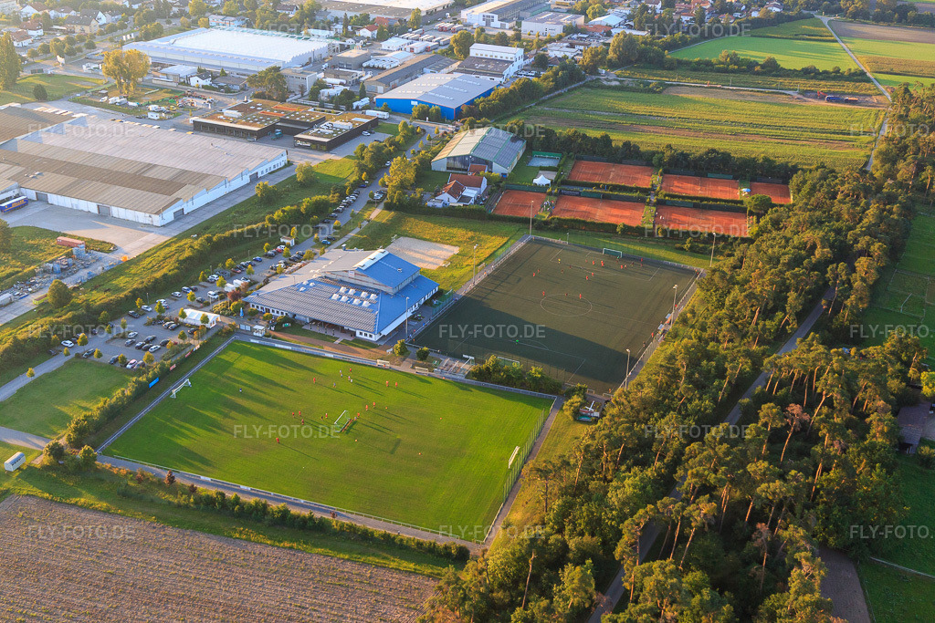 Luftbild: Sportplätze des Tennisclub Olympia Lorsch e.V. und der Tvgg Lorsch in Lorsch im Bundesland Hessen in Deutschland.Foto: IMG_103072.jpg vom 28.08.2017 durch Werner Riehm/FLY-FOTO.deTENNISCLUB OLYMPIA LORSCH | TENNIS AN DER BERGSTRASSETurnvereinigung 1871 Lorsch - TV Lorsch