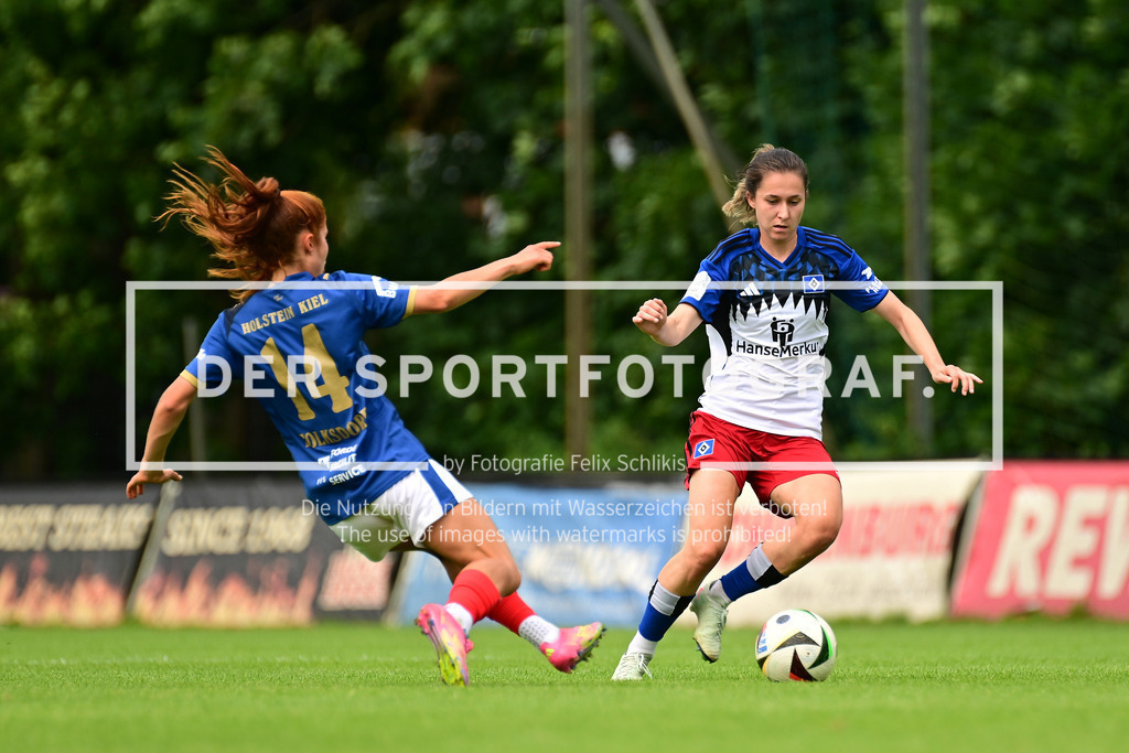 Fußball I Frauen I Saison 2025-2026 I Testspiel I Hamburger SV - Holstein Kiel I 54977 | Zoe Luisa Tolksdorf (14, Holstein Kiel) Maria Mikolajova (27, Hamburger SV) - Realisiert mit Pictrs.com