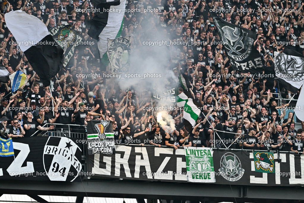 SK Puntigamer Sturm vs. SK Rapid Wien Siegerehrung, Impressionen | SK Sturm Fans, Bengalen, SK Puntigamer Sturm vs. SK Rapid Wien Siegerehrung, Impressionen, SK Puntigamer Sturm vs. SK Rapid Wien Siegerehrung, Impressionen am 01.05.2024 in Klagenfurt (Wörthersee Stadion ), Austria, (Photo by Bernd Stefan)