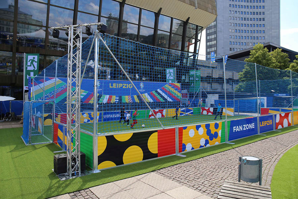 UEFA EURO 2024 in Leipzig - Fan Zone auf dem Augustusplatz | Entdecke über 20 Kategorien Leipzig-Motive: Foto-Downloads, hochwertige Poster, Leinwand- & Fine-Art-Prints. Jetzt Lieblingsfoto im Bildlexikon Leipzig Shop bestellen!