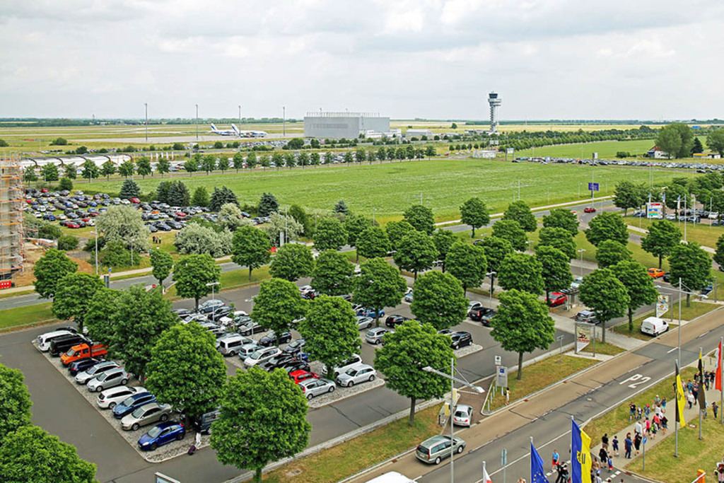 Foto: Leipzig - Flughafen Leipzig-Halle | Das Team hinter BILDLEXIKON LEIPZIG bündelt historische wie aktuelle Informationen über die Stadt Leipzig in Text und Bild auf einer Plattform und stellt diese der interessierten Öffentlichkeit zur Verfügung.