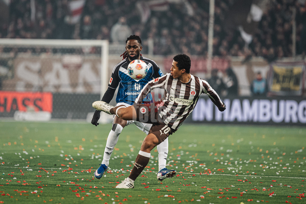 Fußball | Männer | Saison 2025/2026  | Fußball-Bundesliga | 19. Spieltag | FC St. Pauli vs. Hamburger SV | 23.01.2026 | v.l. Jordan Torunarigha (#25, HSV) und Joel Chima Fujita (#16, FC St. Pauli)