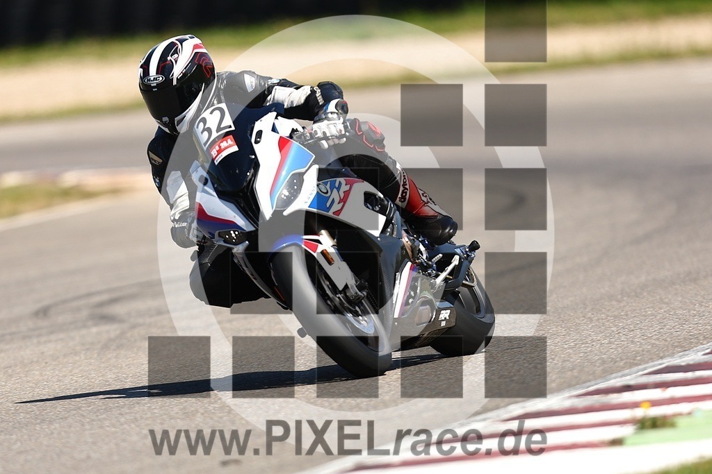 0032-20260426_02326 | Schöne Erinnerungen an spannende Momente - das festzuhalten ist unser Job. PIXELrace.de ist seit 2003 auf den Rennstrecken Europas unterwegs um die Action draußen beim Fahren und die wunderbare Stimmung imm Fahrerlager für euch einzufangen.