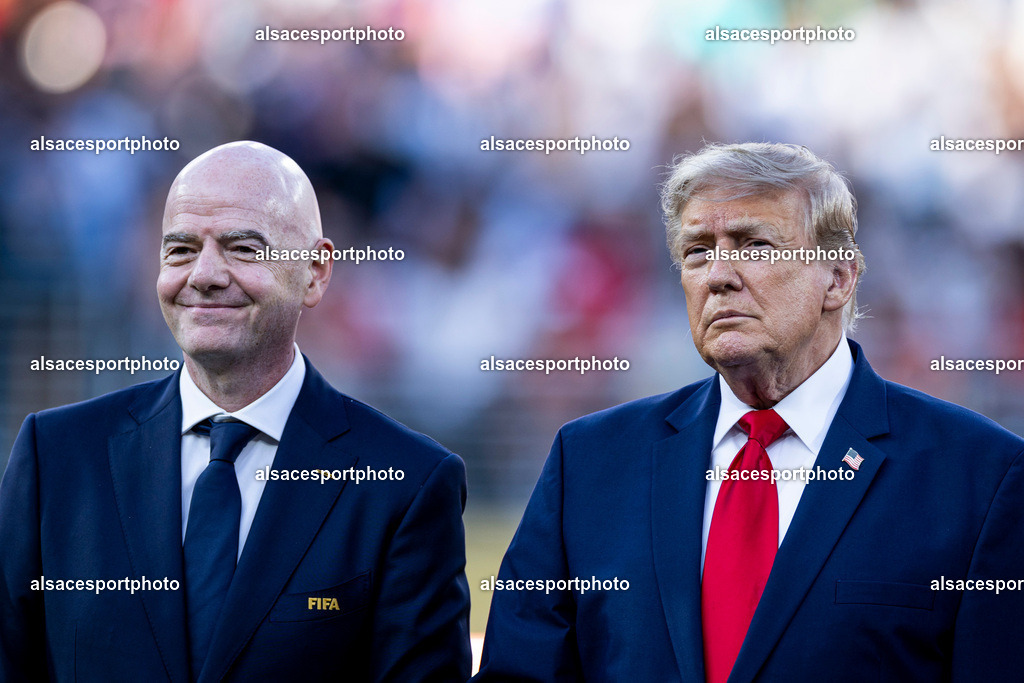 FOOTBALL : Argentine vs Espagne – Finale de la Coupe du Monde FIFA 2026. New York New Jersey Stadium, East Rutherford, New Jersey, États-Unis. 19/07/2026. | Donald Trump et Gianni Infantino assistent à la cérémonie de remise des médailles et du trophée après la finale de la Coupe du Monde de la FIFA 2026 entre l'Argentine et l'Espagne au New York New Jersey Stadium, à East Rutherford (New Jersey), le 19 juillet 2026, aux États-Unis.
