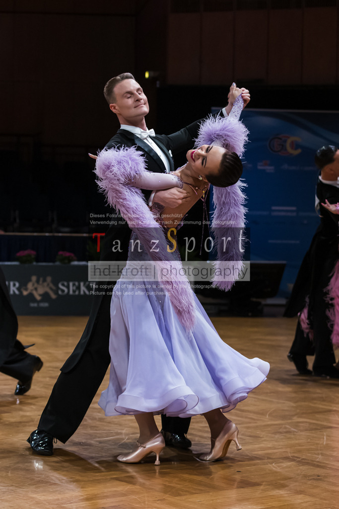 20250821_WDSF_GS_Std_R1_B2_4178 | Tanzsportbilder, Standardtanz, Lateintanz, WDSF, DTV, LTVB, dancecomp, goc, hessen tanzt, blaues band der spree, walzer, tango, wiener walzer, slowfox, quickstepp, samba, rumba, cha-cha-cha, paso doble. jive, hd-kroft photography, turniertanzsport