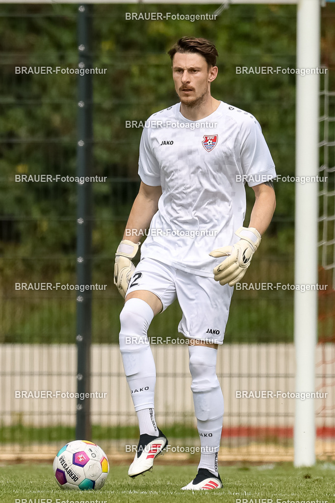 1_SVSKFC_20250726_0083.JPG -  - SV Schermbeck - KFC Uerdingen  - Testspiel | Schermbeck, Deutschland, 26.07.25: Torwart Rafael Hester (KFC Uerdingen) in Aktion, am Ball, Einzelaktion während des Testspiel Spiels zwischen SV Schermbeck - KFC Uerdingen  in der Volksbank Arena am 26. July 2025 in Schermbeck, Deutschland. (Foto von Stefan Brauer/Brauer-Fotoagentur)