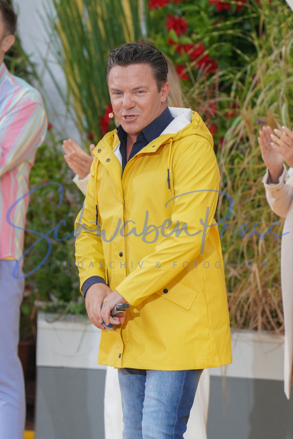 060823Ho480 | Stefan Mross erstmals bei einem Auftritt mit Regenmantel - Immer wieder sonntags


Die 10. Staffel der beliebten Sonntags Fernseh Show war von viel Regen begleitet. Ein Musikmix sorgte fuer Unterhaltung. 

Deutschland, Rust, Europapark Wasserwelt Rulantika, 06.08.2023