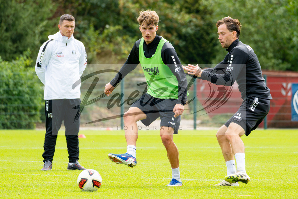 20260909_TRAOSN_0479 | Fußball, Herren: Luca Raimund (VfL Osnabrück) und Jannik Müller (VfL Osnabrück) im Zweikampf beim Training des VfL Osnabrück am 09.09.2026 im Sportpark Illoshöhe in Osnabrück, Deutschland.(Foto von Nico Paetzel) - Realisiert mit Pictrs.com