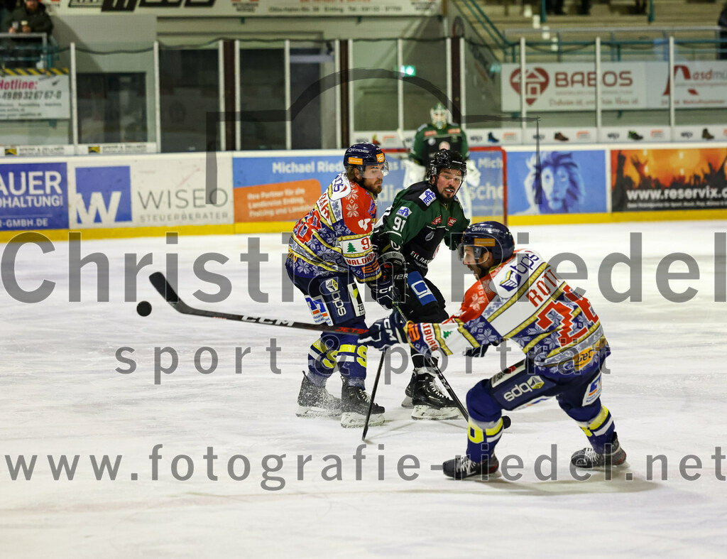 2022-12-09_118_TSV_Erding_gegen_EHC_Waldkraiburg | Erding, Deutschland, 09.12.2022:
Eishockey, Bayernliga 2022 / 2023, 19. Spieltag, TSV Erding gegen EHC Waldkraiburg, Endergebnis: 9:2

Rudolf Lorenz (Erding Gladiators, #91), Thomas Rott (EHC Waldkraiburg, #20)

Foto: Christian Riedel / fotografie-riedel.net