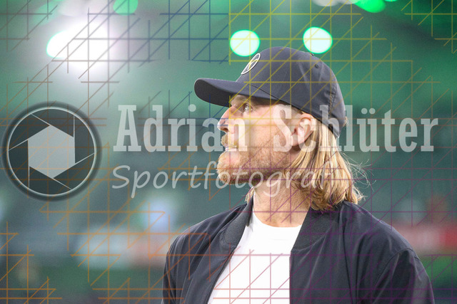 Borussia Mönchengladbach vs SC Freiburg - Bundesliga  | Mönchengladbach, Deutschland, 05.10.25:   Trainer Eugen Polanski (Borussia Mönchengladbach) schaut waehrend des Spiels der Bundesliga zwischen Borussia Mönchengladbach vs SC Freiburg im Stadion im Borussia Park(Foto von Brauer-Fotoagentur / Adrian Schlueter)