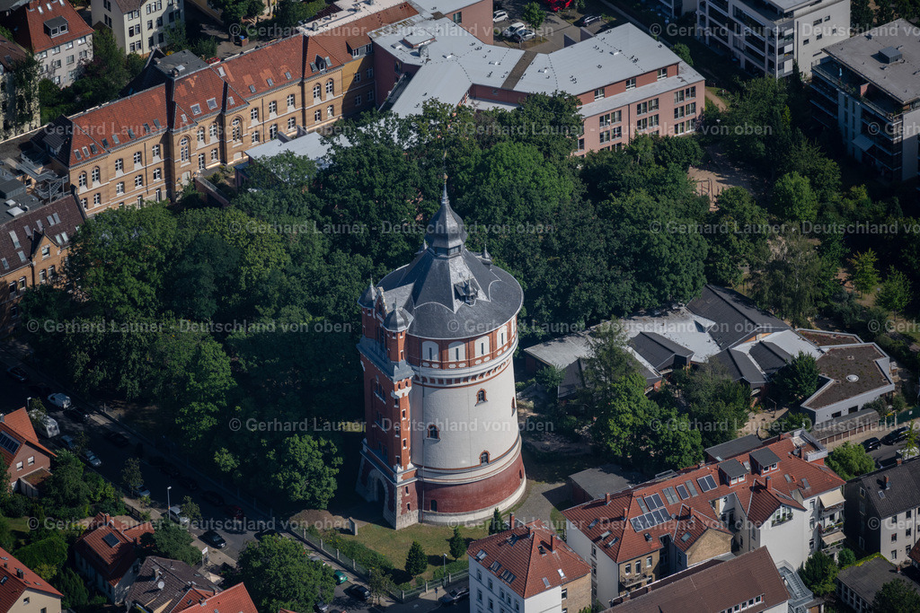 4035325 | BRAUNSCHWEIG 31.07.2020 Bauwerk des Industriedenkmales Wasserturm BS|ENERGY an der Hochstraße - Giersbergstraße in Braunschweig im Bundesland Niedersachsen, Deutschland. Weiterführende Informationen bei: BS|ENERGY Braunschweiger Versorgungs-AG &amp; Co.KG. // Building of industrial monument water tower BS|ENERGY in Brunswick in the state Lower Saxony, Germany. Further information at: BS|ENERGY Braunschweiger Versorgungs-AG &amp; Co.KG. Foto: Gerhard Launer