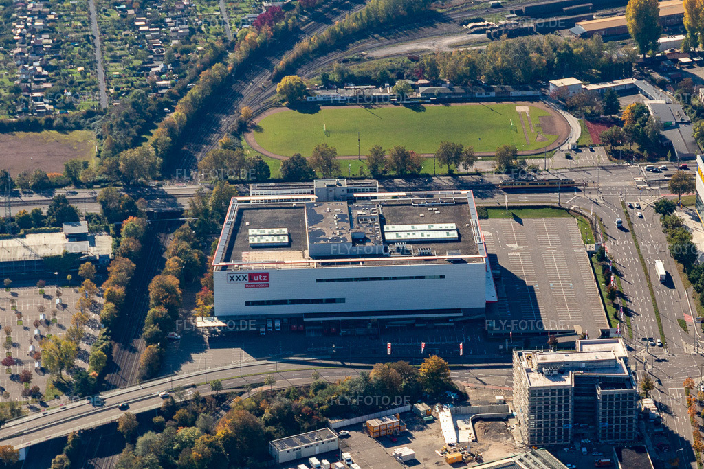 Luftbild: Einrichtungshaus - Möbelmarkt der XXL Lutz, MANN Management GmbH im Ortsteil Rintheim in Karlsruhe im Bundesland Baden-Württemberg in Deutschland. Foto: IMG_129848.jpg vom 24.10.2021 durch Werner Riehm/FLY-FOTO.de