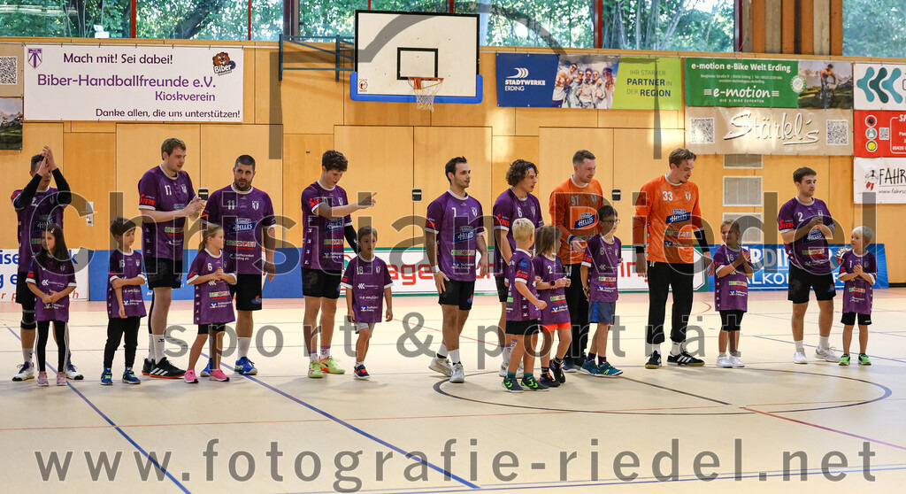 2024-09-21_006_SpVgg_Altenerding_gegen_TSV_1861_Mainburg | Erding, Deutschland, 21.09.2024:Handball, Bezirksoberliga Männer 2024 / 2025, 1. Spieltag, SpVgg Altenerding gegen TSV 1861 Mainburg, Endergebnis: 36:20Niklas Fleps (SpVgg Altenerding, #17), Christian Loris (SpVgg Altenerding, #11), Tim Steininger (SpVgg Altenerding, #10), Simon Rüdiger (SpVgg Altenerding, #7), Jabob Köhler (SpVgg Altenerding, #6), Torwart Ferdinand Mayer (SpVgg Altenerding, #97), Torwart Jannik Fleps (SpVgg Altenerding, #33), Joseph Wyhnalek (SpVgg Altenerding, #2)Foto: Christian Riedel / fotografie-riedel.net