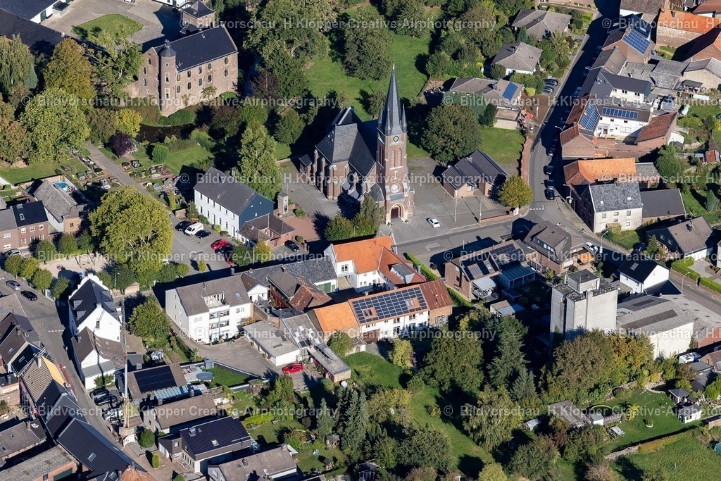 Lufbilder Dürboslar-5913 | Kirchengebäude " St. Ursula " im Dorfkern am Germaniaplatz in Dürboslar im Bundesland Nordrhein-Westfalen, Deutschland - Realisiert mit Pictrs.com