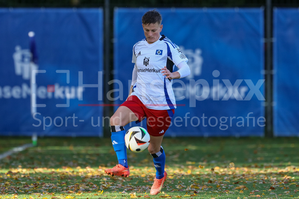 Fussball, 2. Frauen-Bundesliga, Hamburger SV - Borussia Mönchengladbach | v.li.: Jobina Lahr (Hamburger SV, 31) am Ball, Freisteller, Einzelbild, Ganzkörper, Aktion, Action, Spielszene, DIE DFB-RICHTLINIEN UNTERSAGEN JEGLICHE NUTZUNG VON FOTOS ALS SEQUENZBILDER UND/ODER VIDEOÄHNLICHE FOTOSTRECKEN. DFB REGULATIONS PROHIBIT ANY USE OF PHOTOGRAPHS AS IMAGE SEQUENCES AND/OR QUASI-VIDEO.