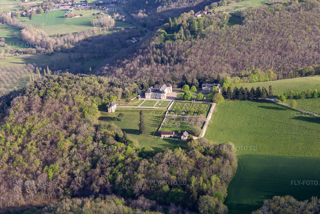 Vue aérienne: Château de Lacoste à Castelnaud-la-Chapelle dans le département Dordogne, France. Photo: IMG_113552.jpg prise le 16/04/2019 par Werner Riehm/FLY-FOTO.eu – Résolution de l'original: 5472 x 3648 px