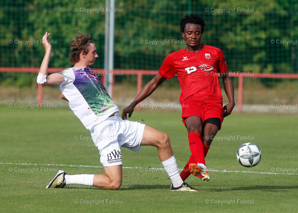 A_LUI_170824_19 | SPORT FUSSBALL LL-OST ASKOE OEDT 1B-ADMIRA LINZ 17.08.2024  IM BILD:  ADAMSON SHARAFA (OEDT) UND RAFAEL PERSCHL (ADMIRA LINZ) FOTO:  FOTOLUI