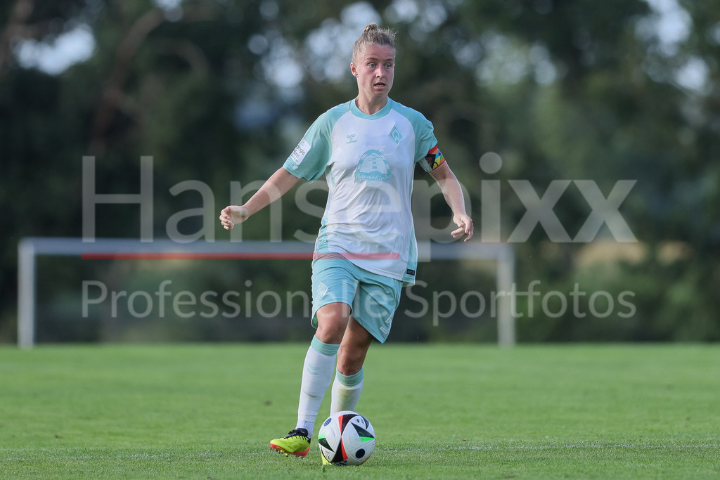 Fussball, Testspiel Frauen, Hamburger SV - SV Werder Bremen | v.li.: Michelle Ulbrich (SV Werder Bremen, 5) am Ball, Einzelbild, Ganzkörper, Aktion, Action, Spielszene