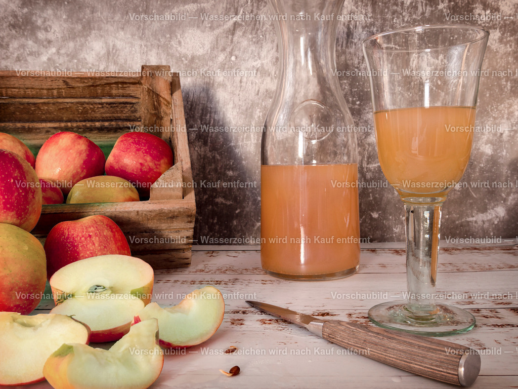 Äpfel nachn dern Ernte verarbeiten | Äpfel nachn dern Ernte verarbeiten. Dekoriert mit Holzkiste, Apfelspalten, Messer und Apfelsaft - Realisiert mit Pictrs.com