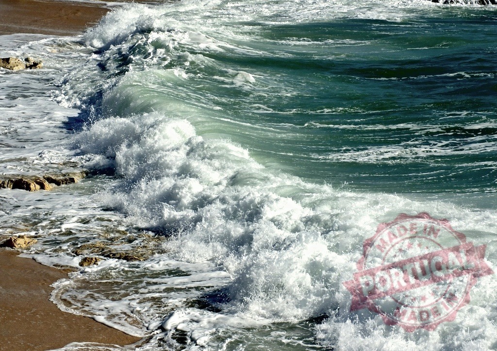 Ocean waves crashing on a sandy beach | Powerful ocean waves crashing onto a sandy shore creating white foam - Realisiert mit Pictrs.com