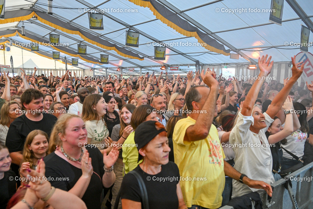 Schloss Eggenberg Josh_ 24.06.2023-7 | 24.06.2023, Eggenberg, AUT, Brauereifest 2023, im Bild Josh in Concert auf Schloss Eggenberg, Zuschauer, Besucher, Fans