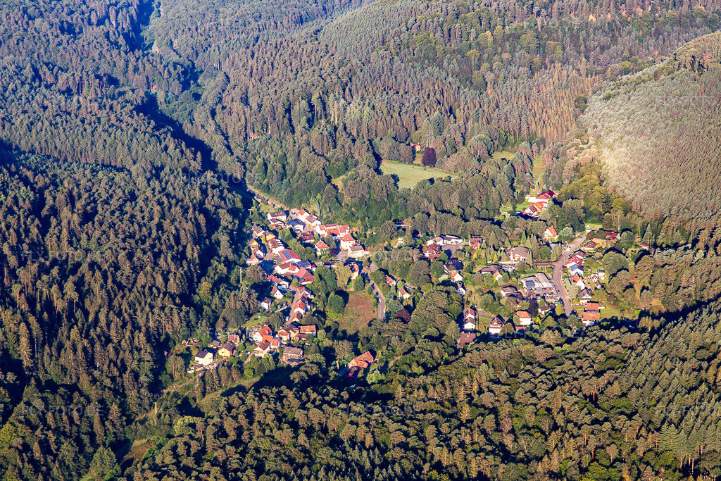 Luftbild: Ortsansicht von Osten im Ortsteil Langmühle in Lemberg im Bundesland Rheinland-Pfalz in Deutschland. Foto: IMG_143096.jpg vom 06.08.2024 durch Werner Riehm/FLY-FOTO.de