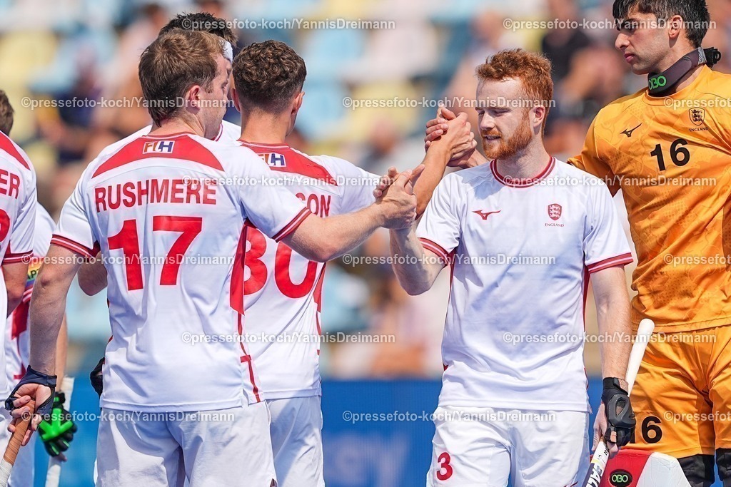 xydrx12082501013 | 12.08.2025, xydrx, Herren EuroHockey Championship 2025, Gruppenphase, Gruppe B, Frankreich - England, Sparkassenpark Mönchengladbach: Stuart Rushmere (Englische Feldhockey Nationalmannschaft #17) und Jack Waller (Englische Feldhockey Nationalmannschaft #3) klatschen sich ab