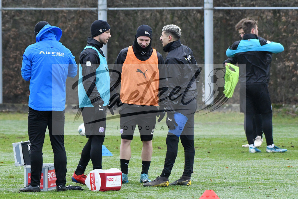 20200125_TRAOSN_0077 | Fußball, Herren: Kevin Wolze (VfL Osnabrück). Bryan Henning (VfL Osnabrück) und Anas Ouahim (VfL Osnabrück) schauen beim Training des VfL Osnabrück am 25.01.2020 im Sportpark Illoshöhe in Osnabrück, Deutschland.(Foto von Nico Paetzel) - Realisiert mit Pictrs.com
